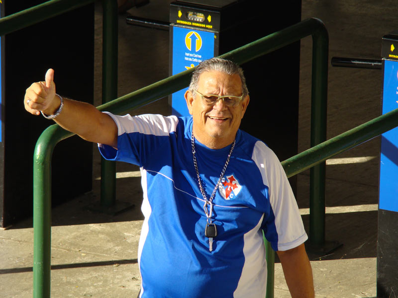 Heitor Azevedo, jogador campeão baiano em 1968 pelo Demolidor de Campeões, prestigiou a vitória do Galícia