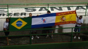 Torcedores levaram faixa Brasil-Galícia-Espanha, preparando-se para a grande final de amanhã da Copa das Confederações. Foto: Beto Boullosa