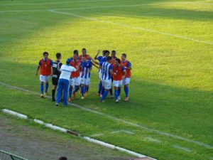 Jogadores do Galícia comemoram gol de Alemão. Foto: Beto Boullosa