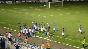 Jogadores do Galícia agradecem à torcida. Foto: Beto Boullosa