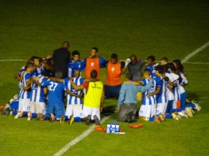 Jogadores e comissão, unidos, rezam juntos após o jogo. Foto: Beto Boullosa