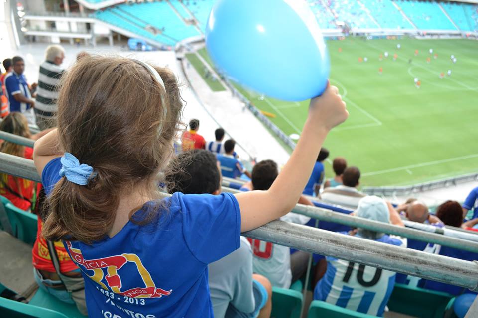 A torcida infantil apoiando o Galícia. Foto: Beto Boullosa