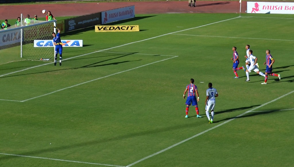 Galícia ameaçando o gol de Jean. Foto: Beto Boullosa