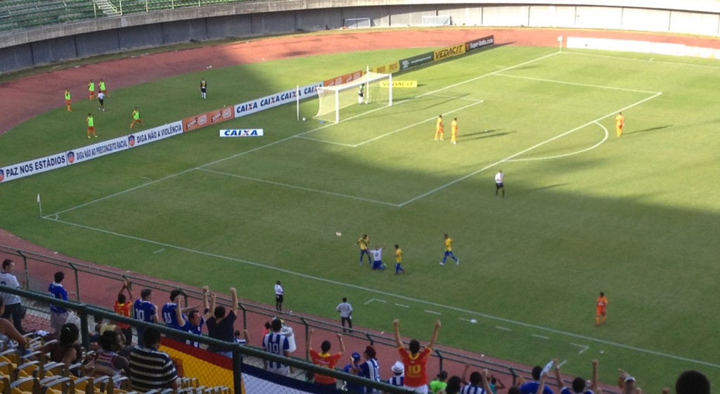 Jefferson comemora o segundo gol (Foto: Beto Boullosa)