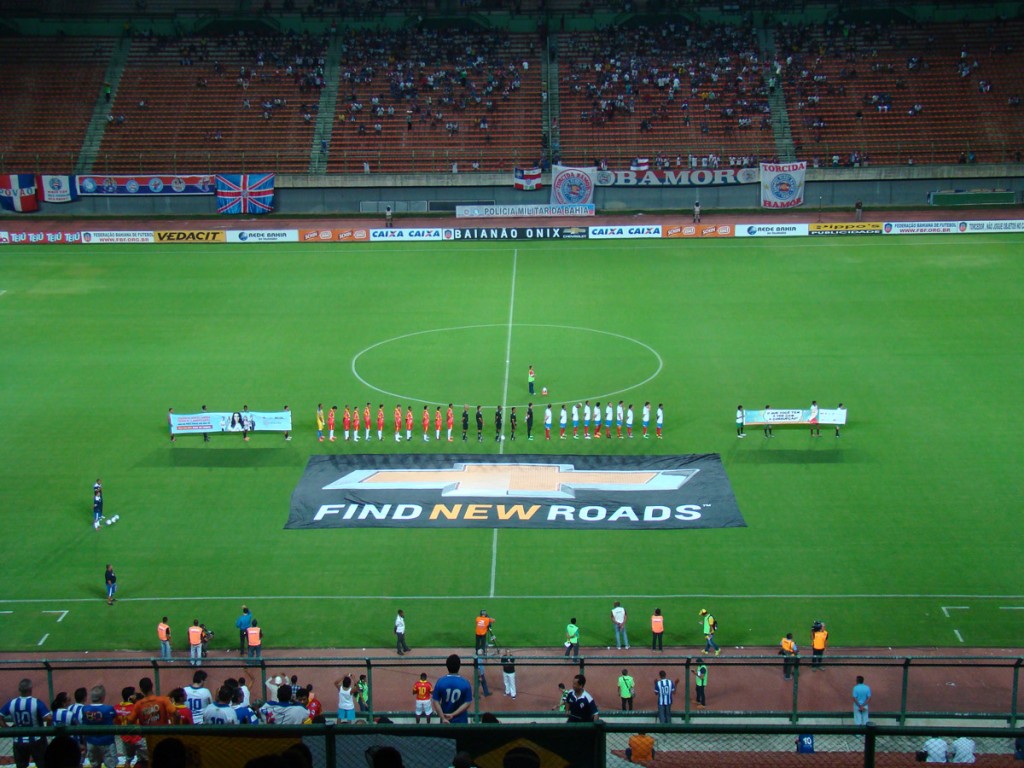 Equipes alinhadas para o Hino Nacional. Foto: Beto Boullosa