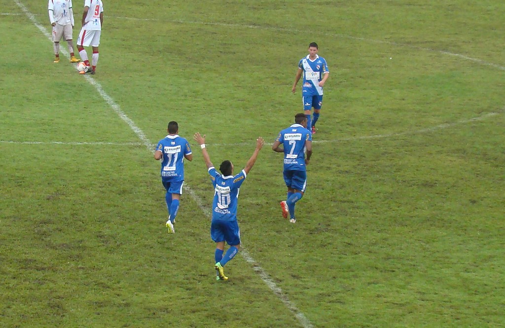 Ramon comemora seu segundo gol. Foto: Beto Boullosa